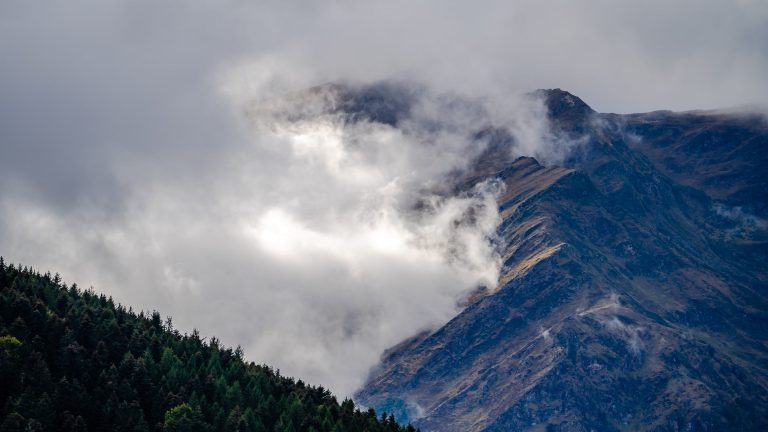 Sommet de montagne émergeant des nuages