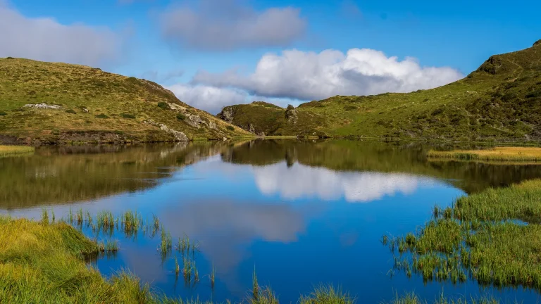 Lac d'Aygue Rouye en vallée de Campan, Pyrénées, reflets des nuages sur l'eau