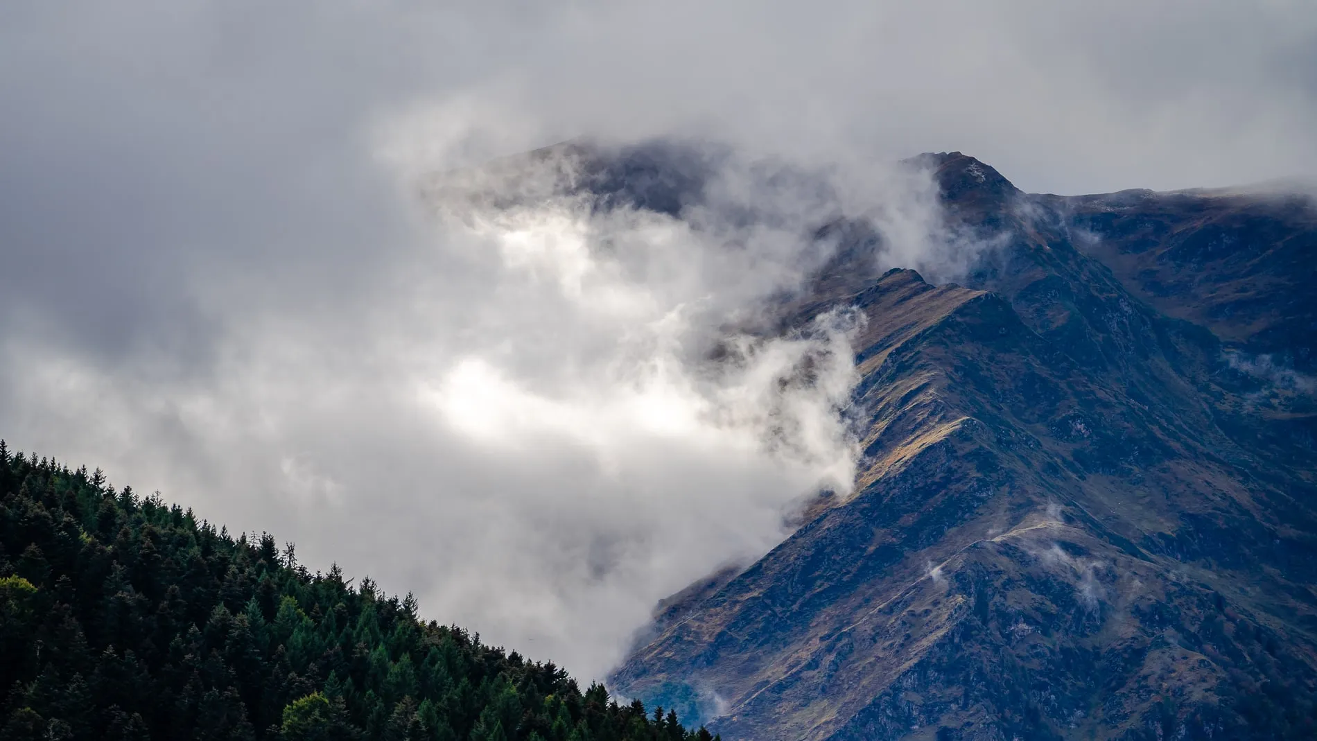Sommet de montagne émergeant des nuages